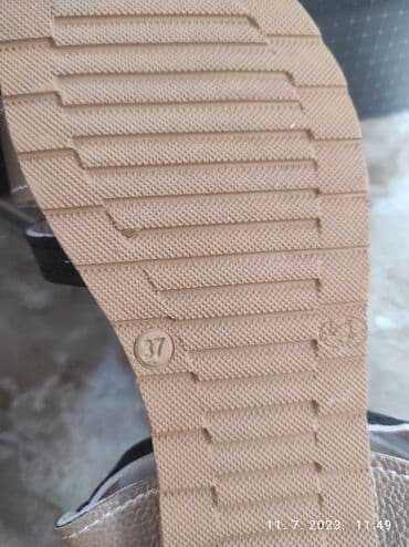 c a papuce: Sandals, Dr. Martens, 37 — 5