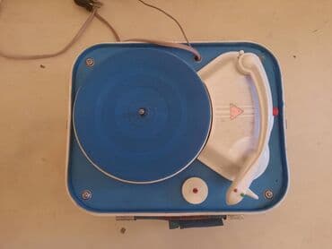 bas pojacala: Retro,stari mali gramofon u koferu. Simpatican mali gramofon,vise kao — 8