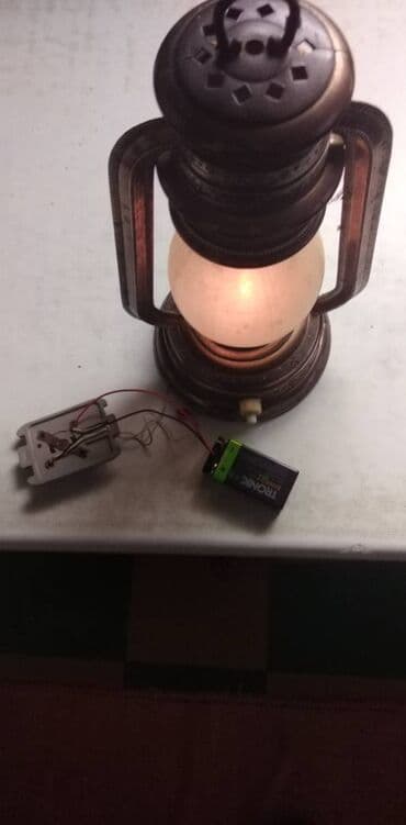 kutija za dukat: Plasticna lampa na baterije sa prekidacem,vis. 27 cm. fali deo kutije — 1