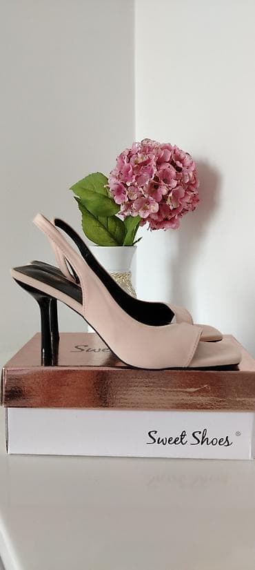 Prelepe i potpuno nove sandale, vel 39, gazište 26cm. Boja nude-bež