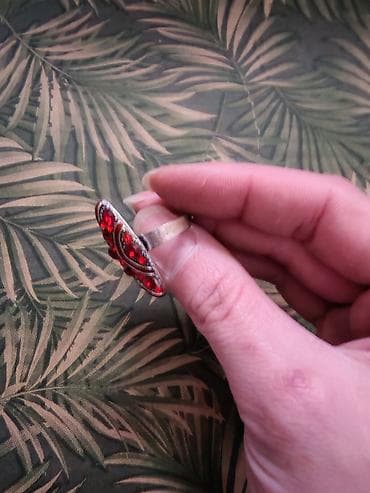 sakoi i pantalone: Ukrasni prsten sa crvenim kamenčićima - Dugačak, izdužen dizajn koji — 2