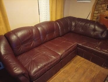 Kreveti: Ugaona kožna garnitura – bordo/burgundi boja. - Raspored: L‑oblik — 3