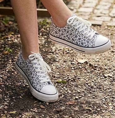 vans patike srbija: Plitke patike sa pertlama i cvetnim dezenom - Boja: bela osnova sa — 1