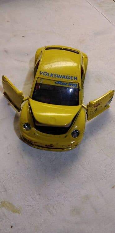 makete automobila 118: Burago VW New beetle,1:24,malo izgreban,za delove,fali:Stakla pr — 2