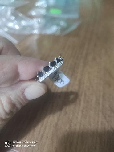 Prsten sa crnim kamenjem - Elegantan prsten sa niskom okruglih crnih