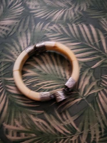 pepco nakit: Narukvica od svetlog materijala u obliku polukruga, spojena u pun krug — 1