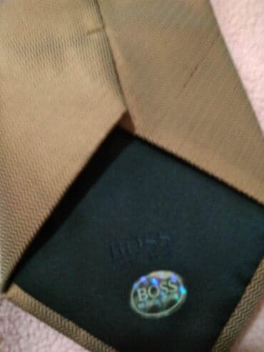 krem pantalone i crna kosulja: Kravata 
Hugu Boss — 6