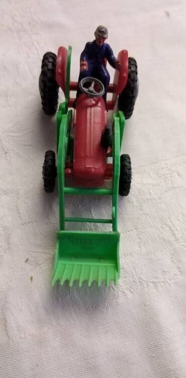 makete: Blue Box Plastic traktor oko 13 cm. VINTAGE,ocuvan — 2