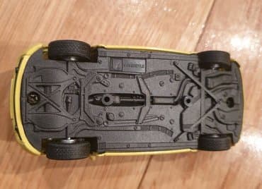 Figurice i makete: Volkswagen VW Beetle Buba kabriolet zuti automobilcic igracka. Fali — 2