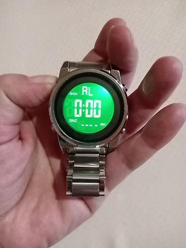 Na prodaju digitalni ručni sat metalnom narukvicom .Sat je ispravan — 7