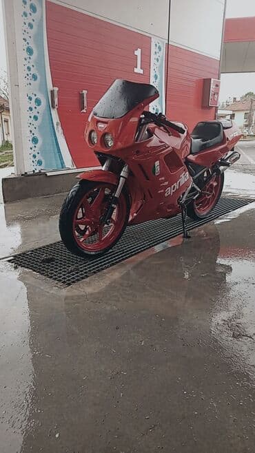 dimenzije guma za passat b6: Crveni sportski motocikl Aprilia, idealan za ljubitelje 125cc rotax — 1