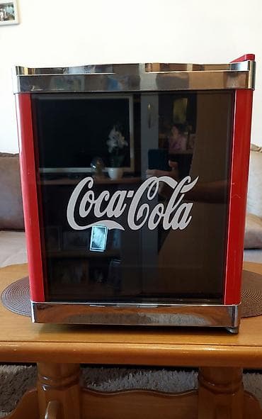 slusalice sa usima: Mini frižider Coca-Cola - Mini frižider Coca Cola (Koka Kola) donešen — 1