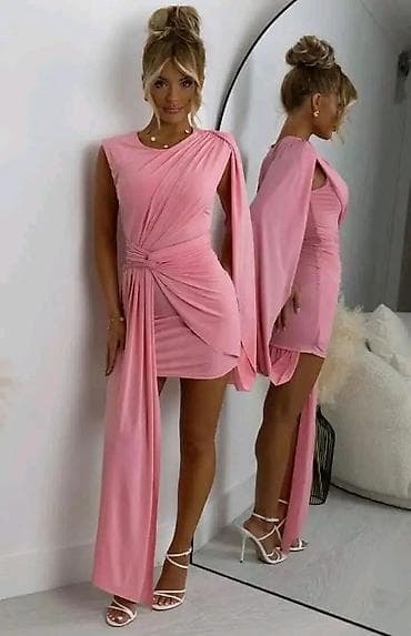 til sa cirkonima: Elegantna asimetrična mini haljina sa dramatičnim plašt-rukavom - — 2