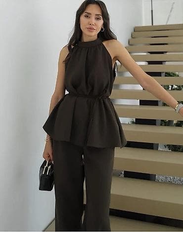 pink torbice: Damski komplet – bezrukavna bluza sa peplum krojem i široke pantalone — 4