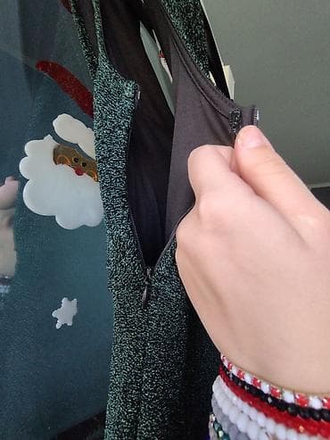 Elegantna duga haljina bez rukava u tamnozelenoj nijansi sa suptilnim na lalafo.rs Elegantna duga haljina bez rukava u tamnozelenoj nijansi sa suptilnim