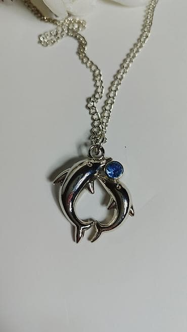 Ogrlice: Srebrnasti lančić sa priveskom – dva delfina u obliku srca - — 2