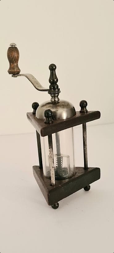 kuhinjski element sa sudoperom: - Prodajem stari iz srednjeg veka, francuski ručni mlin za biber. - — 2