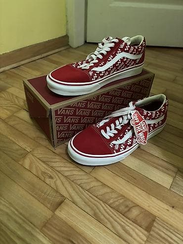 pantalone na crtu: Predstavljamo uniseks Vans Old Skool patike u crvenoj boji. Ove patike — 2