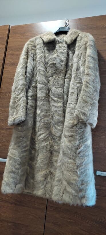 Women's Clothing: Fur coats — 1