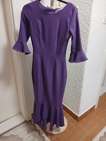 haljine s: Elegantna ljubičasta midi haljina sa volanima - Kroj: pripijena — 5