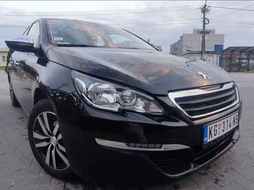 Peugeot: Crni Peugeot 308, kompaktan automobil pogodan za gradsku vožnju i duža