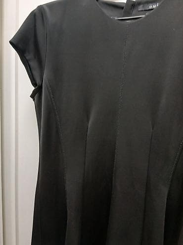 Pantalone, Farmerke, Šortsevi: Crna ženska haljina A‑kroja - Boja: crna - Kroj: blago strukiran — 2