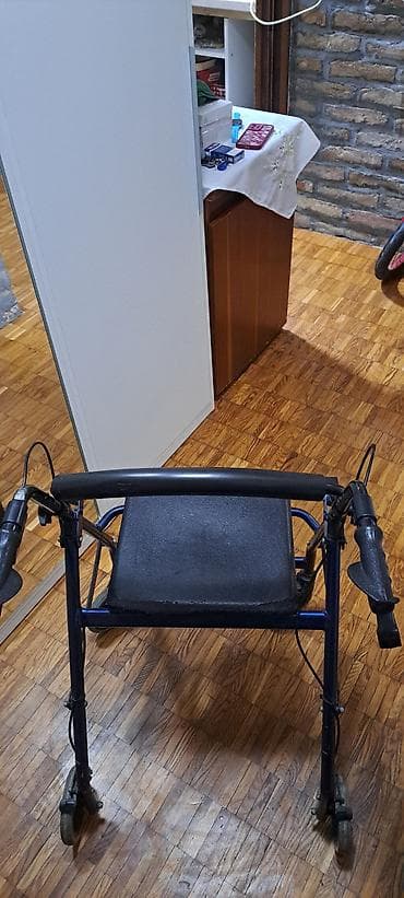 Prodajem hodalicu (rolator) sa četiri točka i sedištem. Stabilna i — 1