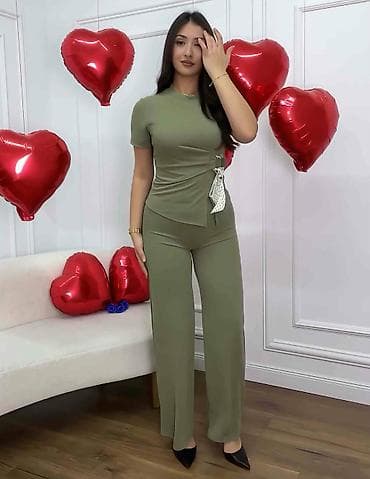 parka s: Komplet
Cena 3800
Uni vel.
V32 — 2