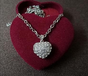 tasne mona: Ogrlica sa priveskom srce. Nenošena. Bez oštećenja. Dimenzije : Dužina — 1