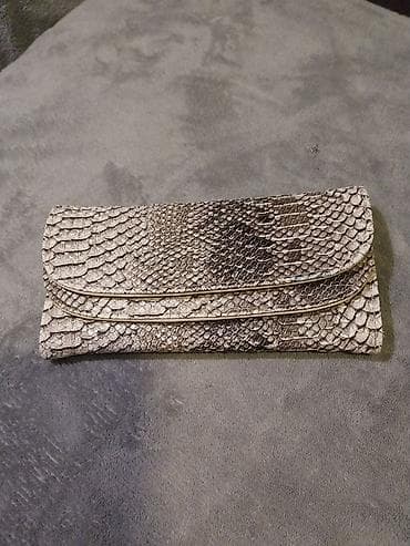 Elegantna ženska pismo-tašna sa teksturom zmijske kože u sivo-bež na lalafo.rs Elegantna ženska pismo-tašna sa teksturom zmijske kože u sivo-bež