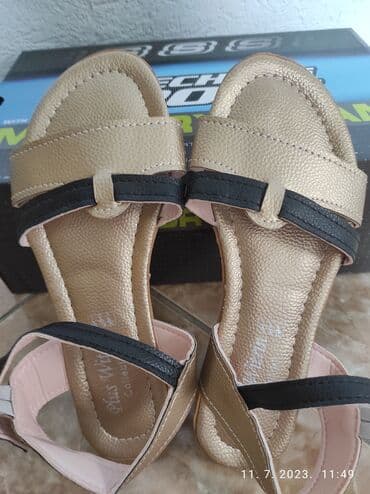 c a papuce: Sandals, Dr. Martens, 37 — 3