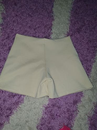 kom letnjih zenskih kosulja: Suknjica-šorts (skort) u krem/bež boji - Model: suknja napred — 1
