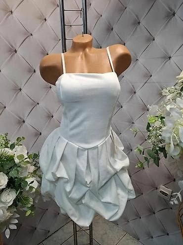 Haljine: Koktel haljina sa tankim bretelicama i skulpturalnom suknjom - Model — 3