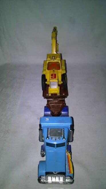 torbe sa sirokim kaisem: Matchbox kamion Peterbilt sa prikolicom i rovokopacem 33 cm,England — 2