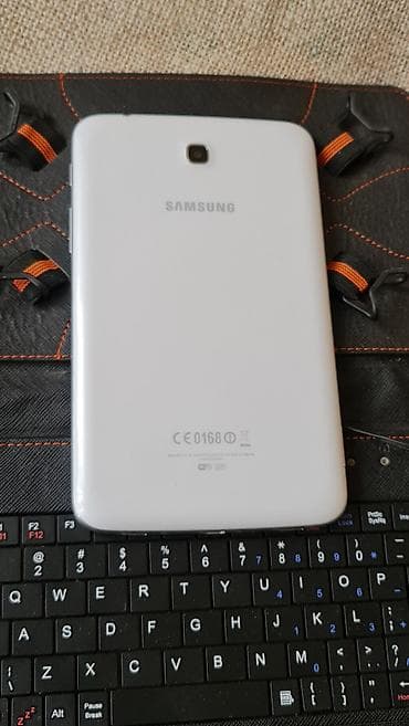 desktop ventilator: Kožna futrola sa ugrađenom žičnom tastaturom za tablet (oko 7–8 inča) — 9