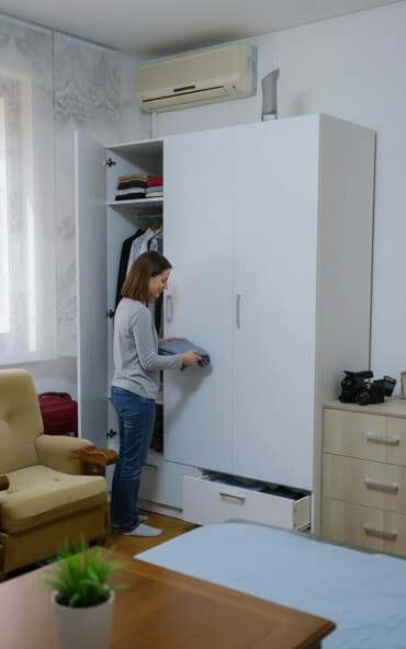 Ugaone garniture: Продајем нов гардеробе који има вршалице за гардеробу и десно крило за — 1