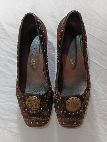 sandale sa zatvorenim prstima deichmann: Braon kožne cipele sa srednjom potpeticom i ukrasnim detaljima - — 9