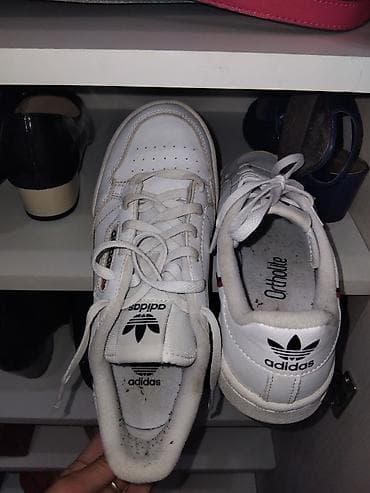 deda mraz odelo: Adidas tenisice – model sa tri lista (Trefoil), kožni gornjište, bela — 3