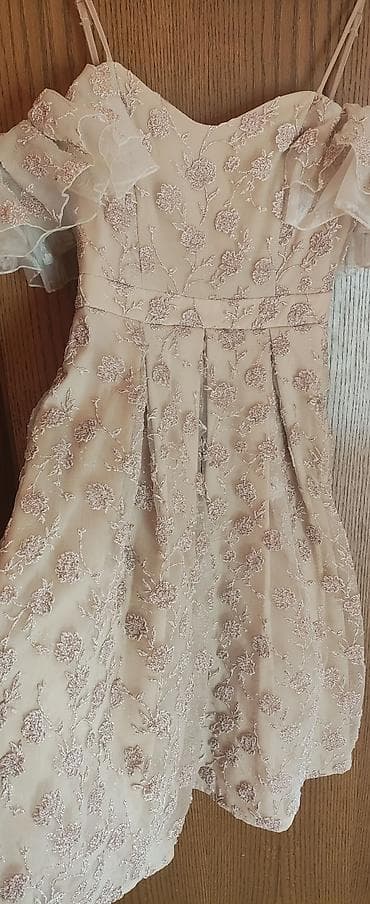 komada zenske odece: Elegantne ženske haljine – set od 3 komada 1) Pudra/šampanj haljina s — 2
