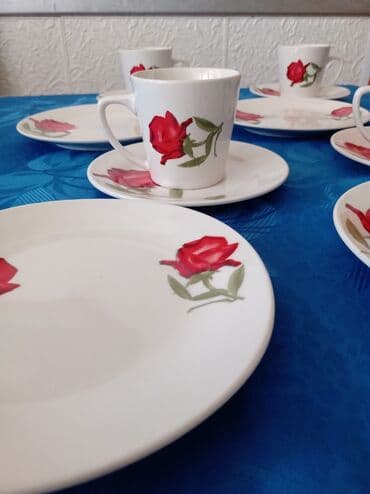 neobicne solje za kafu: Servis nov za kafu,caj,poslastice porcelanski za 4 osobe. 90te — 2