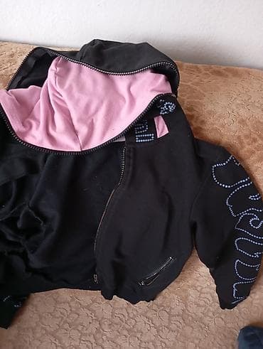 duks lacoste: Ženska dukserica sa kapuljačom, crna sa svetloružičastom postavom. - — 1