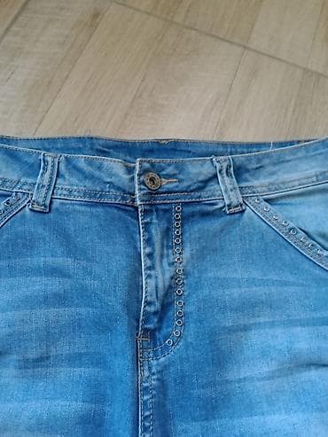 Farmerice denim sa nitnama i spuštenim džepovima na zadnjem