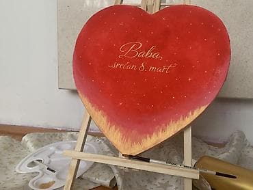 boja stolice: Ručno oslikane drvene table u obliku srca i kvadratna platna na stalku — 4