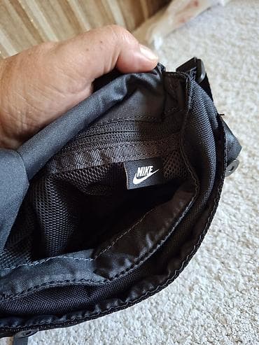 zenska torba guess: Nike unisex torbica preko ramena – crna - Kompaktna torbica sa — 4