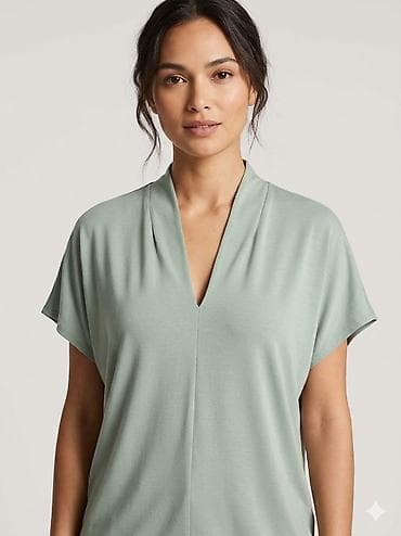 Ženska majica/bluza sa V-izrezom u nežnoj zelenoj (sage) boji. -