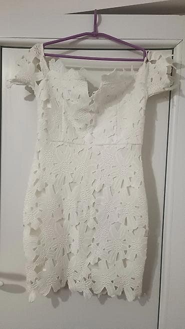 Bela čipkana haljina sa 3D cvetnim aplikacijama. - Kroj: pripijena