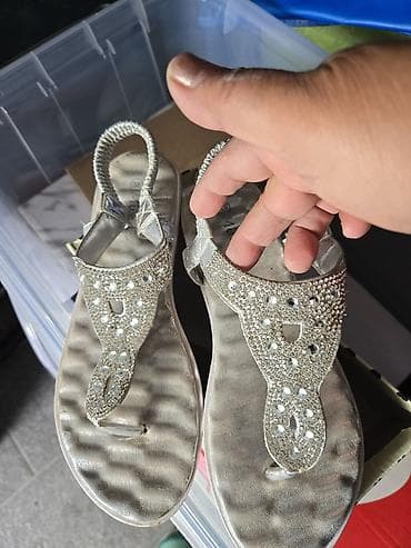 Srebrne ženske sandale sa sjajnim ukrasnim kamenčićima - Elegantne