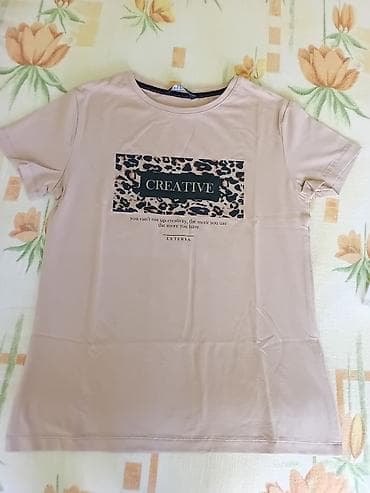 Ženska majica kratkih rukava u bež boji. Prednji deo ukrašen