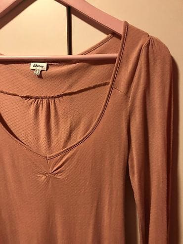 Etam bluza, puder roze boje, bozansvenog materijala, divan izrez i na lalafo.rs Etam bluza, puder roze boje, bozansvenog materijala, divan izrez i