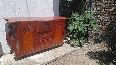 radovi od drveta: Drveni komoda/kredenca sa bogatim ukrasnim detaljima - Materijal — 1